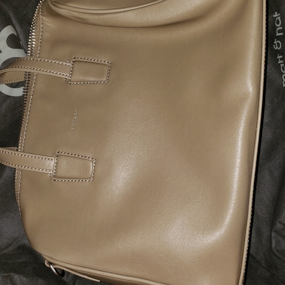 Matt and nat crossbody style bag